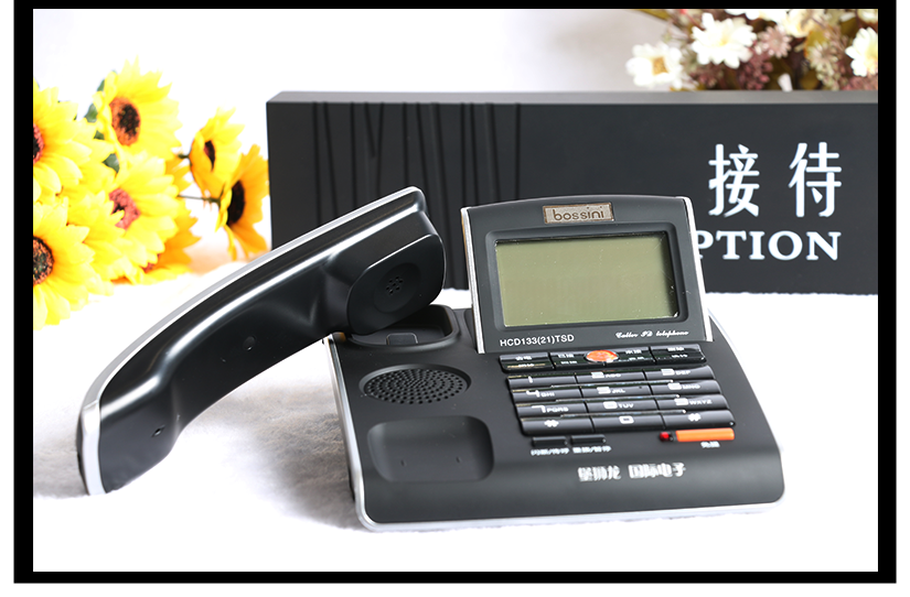 黑色加銀邊設計的電話機