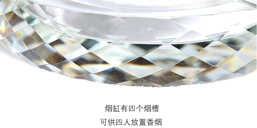 放在有色彩的地方，顯得五彩斑斕